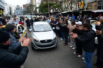 Taxistas aplauden la salida del conductor de Uber, luego de ser multado