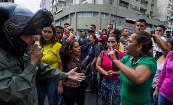 Varias marchas en el país fueron dispersadas por la Policía con gases lacrimógenos. M.Gutiérrez -EFE