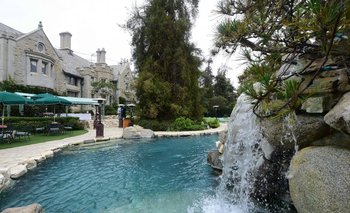 La piscina de la mansión Playboy en Holmby Hills, Los Angeles