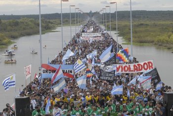 Las manifestaciones de los ambientalistas de Gualeguaychú llegaron a congregar a más de 40 mil personas