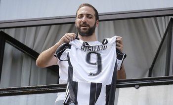 Higuain con la 9 de Juventus