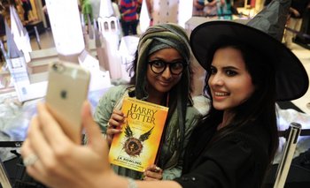 Jóvenes se sacan una selfie con el nuevo libro en la India, ayer domingo.
