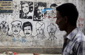 Mural con los rostros de las víctimas de desapariciones forzadas en las calles de Saná, Yemen