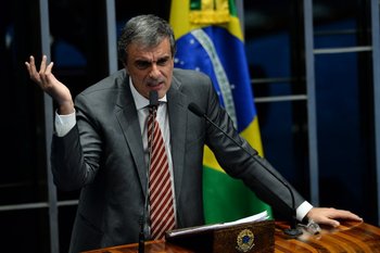 El abogado de Dilma Rousseff, Jose Eduardo Cardozo, hablando en el Senado brasileño