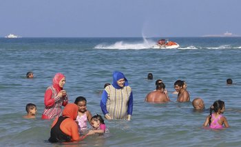 Archivo. Mujeres usando burkinis en la playa Bizerte, al nordeste de Túnez