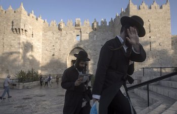 Dos judíos ortodoxos entran por la Puerta de Damasco en la ciudad vieja de Jerusalén. (Archivo)