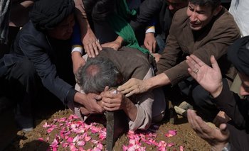 Un hombre llora a su hijo luego de que fuera asesinado en un ataque en Kabul, Afganistán