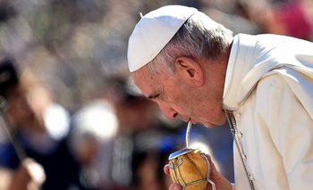 El Papa Francisco toma mate en el Vaticano