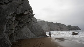 Un hombre camina por la playa donde HBO estuvo filmando Game of Thrones