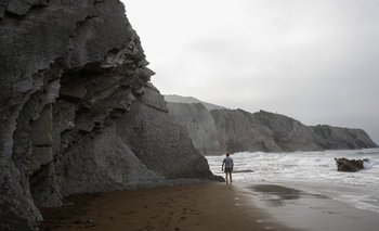Un hombre camina por la playa donde HBO estuvo filmando Game of Thrones