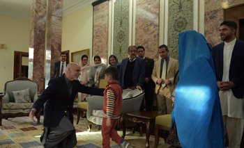 El presidente afgano, Ashraf Hani, le da la bienvenida al hijo de un refugiado en el Palacio Presidencial