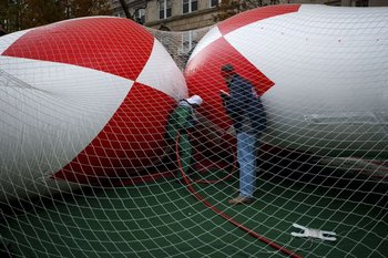 La preparación de los enormes globos de Power Rangers