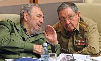 Esta foto fue tomada en diciembre de 2003 y muestra a Fidel con su hermano Raúl