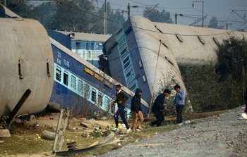 Oficiales trabajan en el área donde se descarriló un tren en Rura, India