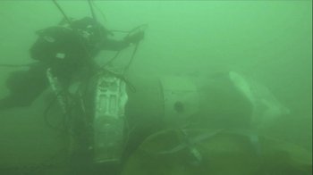 Un buzo prepara la subida de una pieza del fuselaje del avión militar ruso que cayó en el mar Negro