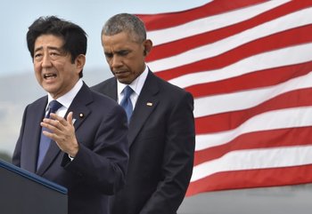 El primer ministro japonés, Shinzo Abe, da un discurso en el memorial del USS Arizona en Pearl Harbor