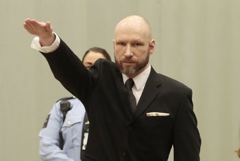 Anders Behring Breivik hace el saludo nazi frente al tribunal de apelaciones