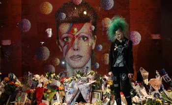 <div>En el mural pintado por el artista James Cochran se concentraron fanáticos para homenajear a David Bowie</div><div></div>