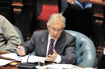 El ministro Jorge Menéndez estuvo ayer en el senado. L. Carreño