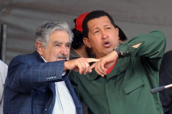 La relación entre José Mujica y Hugo Chávez estuvo repleta de abrazos y elogios 