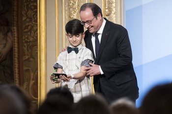 El presidente francés François Hollande se saca una selfie con el  ganador del premio "No Au Harcelement" 
