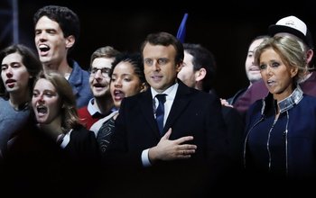 El presidente electo de Francia, Emmanuel Macron y su mujer Brigitte Trogneux