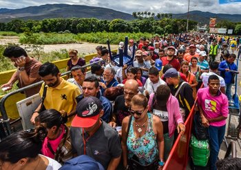 Venezolanos intentando cruzar hacia Colombia 