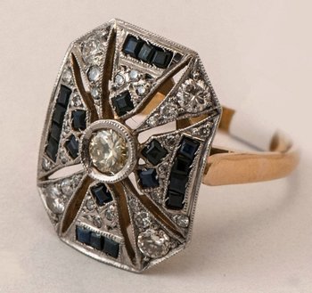 Un anillo de oro de 18 quilates y platino con brillantes y zafiros
