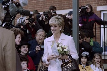 Diana durante una visita a un hospital en 1996