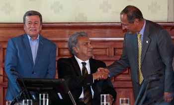 El negociador en jefe colombiano, Juan Camilo Restrepo, saluda al presidente ecuatoriano Lenin Moreno. Junto a ellos, el negociador del ELN, Pablo Beltrán.