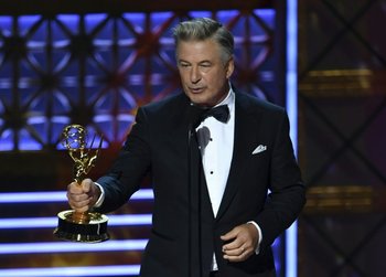Alec Baldwin recibe el Emmy a Mejor actor de reparto en comedia 2017