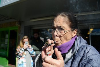 Una mujer fuma la marihuana que acaba de comprar en la farmacia. 