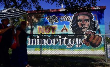 En Los Ángeles, un mural pintado de 1978 como tributo al Che Guevara que destaca la consigna "No somos una minoría", EEUU 
