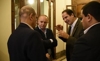 Federico Eguren (centro), Rodrigo Barcelona (izquierda) y Marcos García (derecha) discuten con el diputado Daniel Radío
