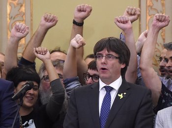 <div>El presidente catalán Carles Puigdemont canta el himno "Els Segadors" en el Parlamento en Barcelona <div><br></div></div>