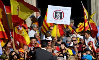 Una manifestante sostiene una pancarta con Carles Puigdemont