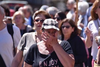 Una multitud despide al cantautor uruguayo Daniel Viglietti en el Teatro Solís