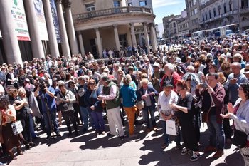 Cientos de personas se acercaron al Teatro Solís para despedir a Daniel Viglietti