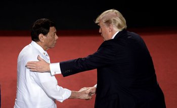 Trump y Duterte se saludan durante el encuentro de la Asociación de Naciones Asiáticas del Sureste, en Manila. 