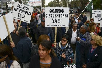 Manifestación de cincuentones en Montevideo durante el año 2017.