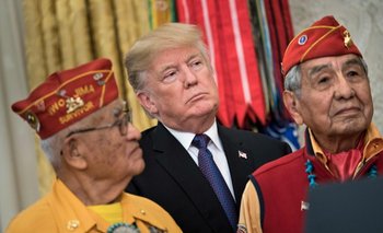 El presidente Trump con los navajos héroes de la Segunda Guerra Mundial, ayer en la Casa Blanca