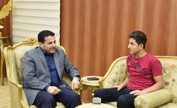 El joven iraquí Osama bin Laden, de 16 años, reunido con el ministro del interior de su país