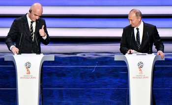 Gianni Infantino, presidente de FIFA, y Vladimir Putin, de Rusia