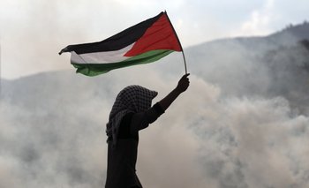 Manifestante palestina alza una bandera del país en Cisjordania. (Archivo)