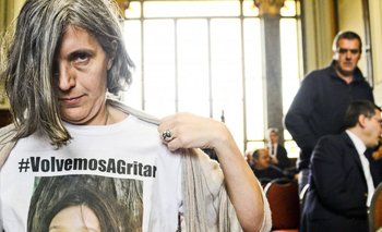 Archivo, 2017: Adriana Belmont muestra una camiseta con el rostro de su hija junto a la leyenda #VolvemosAGritar