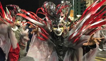 Los conjuntos desfilan en 18 de Julio dando inicio al Carnaval más largo del mundo. 