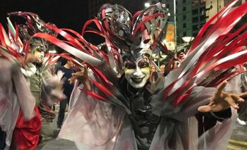 Los conjuntos desfilan en 18 de Julio dando inicio al Carnaval más largo del mundo. 