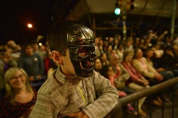Un niño se disfraza para ver a los conjuntos de Carnaval que desfilan por 18 de Julio