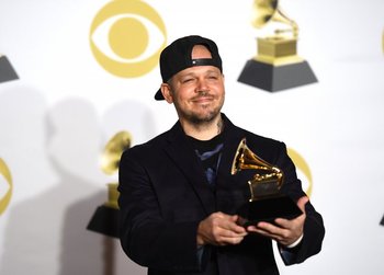Residente sostiene su Grammy en la premiación de este domingo