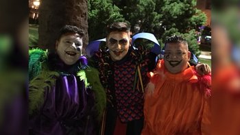 Luis, Damián y Fernando Laforia en la Plaza Independecia previo al desfile de carnaval por la avenida 18 de Julio<br>